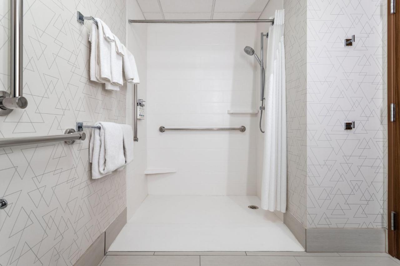 Holiday Inn Express Hotel & Suites-St. Paul By Ihg Vadnais Heights Bagian luar foto